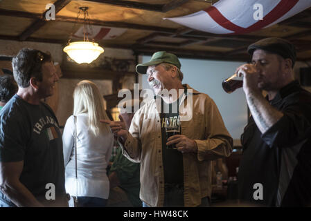 Miami, Floride, USA. Mar 17, 2017. Les gens se rassemblent pour célébrer la Saint-Patrick au Waxy O'Connor's bar à Fort Lauderdale/Ben-Ezzer Crédit : Orit ZUMA Wire/Alamy Live News Banque D'Images