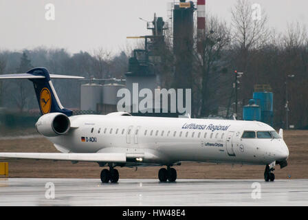 Gdansk, Pologne. Mar 17, 2017. Lufthansa régional Bombardier CRJ 900 aéronefs est vu dans rainy day le 17 mars 2017 à Gdansk Lech Walesa Airport Crédit : Pologne, Wojciech Strozyk/Alamy Live News Banque D'Images