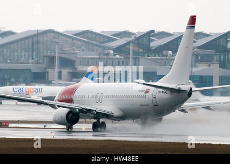 Gdansk, Pologne. Mar 17, 2017. Compagnie low cost Norwegian Air Lines Boeing 737 avion 8JP est vu dans rainy day le 17 mars 2017 à Gdansk Lech Walesa Airport Crédit : Pologne, Wojciech Strozyk/Alamy Live News Banque D'Images