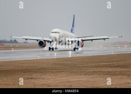 Gdansk, Pologne. Mar 17, 2017. La compagnie aérienne Scandinave SAS Group Airbus A320 200 est vu dans rainy day le 17 mars 2017 à Gdansk Lech Walesa Airport Crédit : Pologne, Wojciech Strozyk/Alamy Live News Banque D'Images