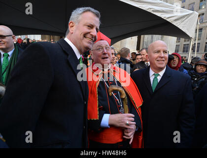 New York, USA. Mar 17, 2017. Maire de la ville de New York, Bill De Blasio, le Cardinal Timothy Dolan et NYPD commissaire James O'Neill assister à la 256e de son défilé annuel de la St-Patrick le 17 mars, 2017 à New York. Crédit : Erik Pendzich/Alamy Live News Banque D'Images