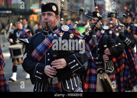 New York, USA. Mar 17, 2017. Cinquième Avenue de gaiteiros mars 2017 lors de la Parade de la Saint Patrick le 17 mars 2017 à New York. Crédit : Erik Pendzich/Alamy Live News Banque D'Images