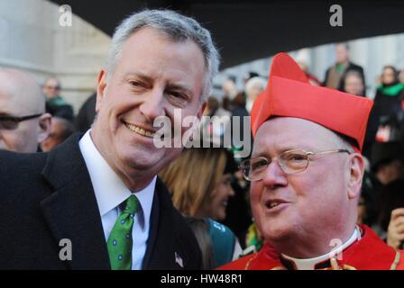 New York, NY, USA. Mar 17, 2017. Le maire Bill De Blasio, Cardinal Archevêque Timothy Dolan dehors et environ pour 256e de son défilé annuel de la St-Patrick, Cinquième Avenue, New York, NY 17 mars 2017. Credit : Kristin Callahan/Everett Collection/Alamy Live News Banque D'Images