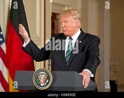 Washington, USA. Mar 17, 2017. Le Président des Etats-Unis, Donald J. Trump répond à une question du journaliste allemand de l'écoute électronique comme lui et la Chancelière Angela Merkel d'Allemagne procéder à une conférence de presse conjointe à l'East Room de la Maison Blanche à Washington, DC le vendredi 17 mars, 2017. Credit : MediaPunch Inc/Alamy Live News Banque D'Images