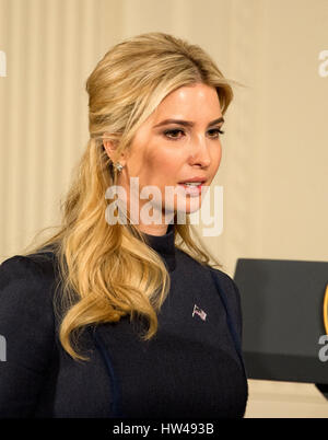 Washington, USA. Mar 17, 2017. Ivanka Trump arrive avant au président des États-Unis, Donald J. Trump et la Chancelière allemande Angela Merkel d'Allemagne la réalisation d'une conférence de presse conjointe à l'East Room de la Maison Blanche à Washington, DC le vendredi 17 mars, 2017. Credit : MediaPunch Inc/Alamy Live News Banque D'Images