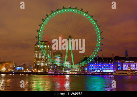 Londres, Royaume-Uni. Mar 17, 2017. Le London Eye vert va célébrer le Jour de la Saint Patrick à Londres, Angleterre Crédit : Paul Brown/Alamy Live News Banque D'Images