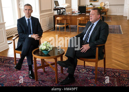 Le Secrétaire général de l'OTAN, Jens Stoltenberg (L) rencontre le Premier ministre danois Lars Lokke Rasmussen au bureau du PM Stoltenberg lors de sa visite à Copenhague au Danemark le vendredi 17, 2017 magasins. Plus tard au cours de la visite, ils ont tenu une conférence de presse commune au Ministère d'État. Banque D'Images