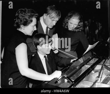 Avril 04, 1966 - l'anniversaire de Menuhin à répéter pour les concerts- le célèbre violoniste Yehudi Menuhin, du cinquantième anniversaire, concert a lieu ce soir au Royal Festival Hall, à l'aide de son école de musique en jeu d'Abernon. Pendant le concert, Yehudi Menuhin effectuera ses deux sœurs, Yaltah et Hephzibah, et son fils de 14 ans Jeremy dans le trois-Mozart concerto pour piano. Le Concert marque également Jeremy's débuts à Londres en tant que pianiste de concert. Photo montre. L'étude de la musique en tant que jeune Jeremy sita au piano sont de Yehudi Menuhin et ses deux sœurs, Hephziban (à gauche) et Yaltah, pendant la répétition Banque D'Images