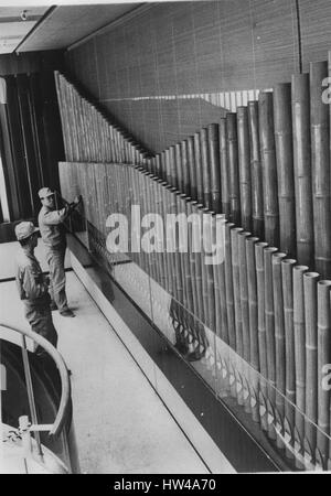 25 avril 1966 - orgue à tuyaux faits de bambous : le premier orgue à tuyaux de bambou a paru récemment chez Sony building à Sukiya-bashi, Tokyo.conduites principales parmi les 980 tuyaux de l'orgue sont faits de bambou excellent sellected à partir de toutes les parties du Japon à produire ton plus doux que d'orgues à tuyaux de métal. Nihen Gakki Co a passé un an et demi et 40 millions de yens pour le faire. (Crédit Image : © Keystone Press Agency/Keystone USA par ZUMAPRESS.com) Banque D'Images