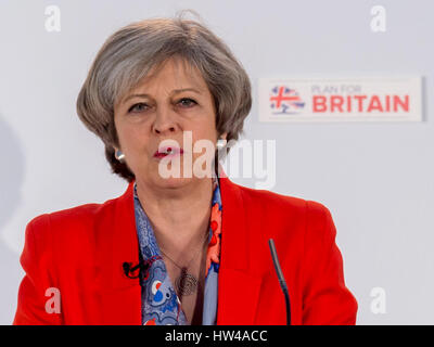 Londres, Royaume-Uni. Mar 17, 2017. Le Premier ministre britannique Theresa peut parle lors de la Conférence de printemps du parti conservateur à Cardiff, Pays de Galles, l'Angleterre le 17 mars 2017. Nicola Sturgeon's Scottish National Party (SNP) ont accusé le vendredi par le Premier ministre britannique Theresa peut d'utiliser Brexit comme prétexte pour un deuxième ingénieur de référendum sur l'indépendance de l'Ecosse. Source : Xinhua/Alamy Live News Banque D'Images