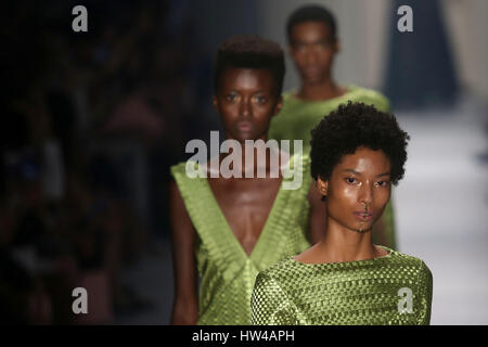 Sao Paulo, Brésil. Mar 16, 2017. Présenter des modèles de créations d'Alexandrine par Batista Dinho, pendant la Fashion Week de Sao Paulo (SPFW), à Sao Paulo, Brésil, le 16 mars 2017. Credit : Rahel Patrasso/Xinhua/Alamy Live News Banque D'Images