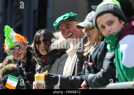 New York, USA. Mar 17, 2017. Les badauds regarder Défilé de la Saint-Patrick à New York, aux États-Unis le 17 mars 2017. Des centaines de milliers de personnes se sont rassemblées le long de la Cinquième Avenue de New York pour regarder Défilé de la Saint-Patrick ici vendredi. Credit : Wang Ying/Xinhua/Alamy Live News Banque D'Images