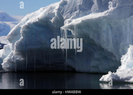 Crystal Sound, Péninsule Antarctique, l'Antarctique. 20 Jan, 2017. Les glaçons se suspendre à un iceberg flottant dans son cristal le long de la péninsule antarctique. Credit : Ann Inger Johansson/zReportage.com/ZUMA Wire/Alamy Live News Banque D'Images