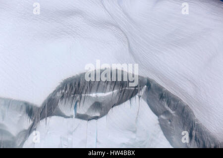 Crystal Sound, Péninsule Antarctique, l'Antarctique. 18 janvier, 2017. Les glaçons se suspendre à un iceberg flottant dans son cristal le long de la péninsule antarctique. Credit : Ann Inger Johansson/zReportage.com/ZUMA Wire/Alamy Live News Banque D'Images