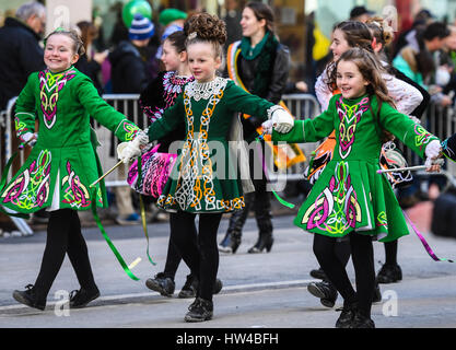 New York, USA. Mar 17, 2017. Les gens participent au défilé de la Saint-Patrick à New York, États-Unis, le 17 mars 2017. Des centaines de milliers de personnes se sont rassemblées le long de la Cinquième Avenue de New York pour regarder Défilé de la Saint-Patrick ici le samedi. Crédit : Li Rui/Xinhua/Alamy Live News Banque D'Images