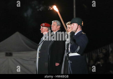 Berlin, Allemagne. Mar 17, 2017. Le Président allemand Joachim Gauck sortant (2L) assiste à la grande cérémonie de tatouage pour lui à la résidence présidentielle du château de Bellevue à Berlin, capitale de l'Allemagne, le 17 mars 2017. Joachim Gauck quitte ses fonctions après un mandat de cinq ans et sera remplacée par l'ancien ministre des Affaires étrangères, Frank-Walter Steinmeier. Credit : Shan Yuqi/Xinhua/Alamy Live News Banque D'Images