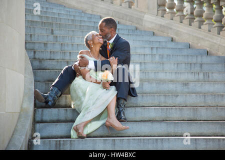 Black couple kissing sur l'escalier de pierre Banque D'Images