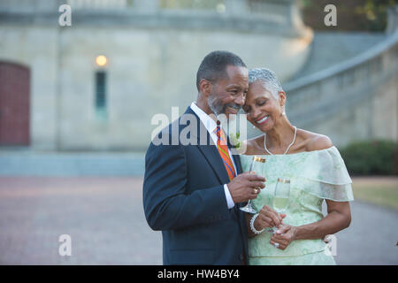 Black couple drinking champagne Banque D'Images