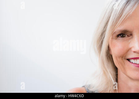 Portrait de la moitié du visage de smiling Caucasian woman Banque D'Images