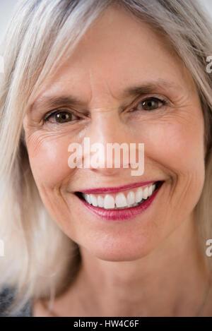 Portrait of smiling Caucasian woman Banque D'Images