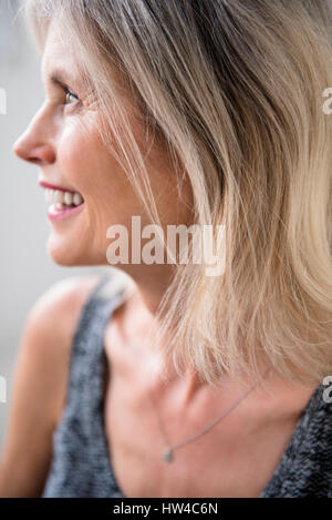 Smiling Caucasian woman Banque D'Images