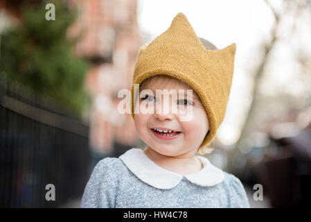 Smiling Caucasian baby girl wearing hat de la couronne Banque D'Images