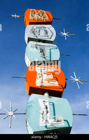 Vieux motel sign under blue sky Banque D'Images