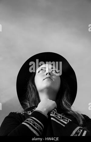 Caucasian woman wearing hat looking up Banque D'Images