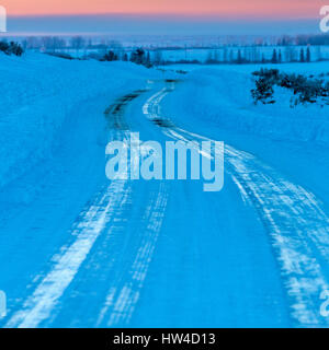 La glace sur route sinueuse en hiver Banque D'Images