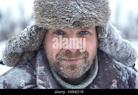 Portrait of Caucasian man with ice bear en hiver Banque D'Images