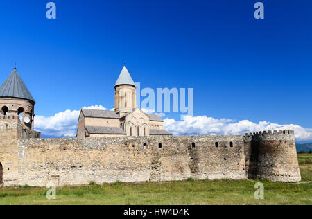 Voir d'Alaverdi monastère dans la vallée de l'Alazani. Cathédrale Alaverdi Saint Georges est situé à 18 km de la ville de Telavi. La région de Kakheti. La Géorgie Banque D'Images