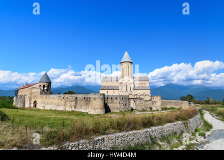 Voir d'Alaverdi monastère dans la vallée de l'Alazani. Cathédrale Alaverdi Saint Georges est situé à 18 km de la ville de Telavi. La région de Kakheti. La Géorgie Banque D'Images