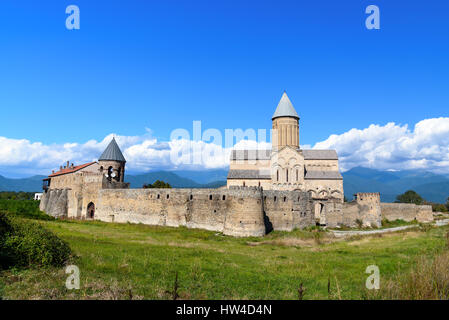 Voir d'Alaverdi monastère dans la vallée de l'Alazani. Cathédrale Alaverdi Saint Georges est situé à 18 km de la ville de Telavi. La région de Kakheti. La Géorgie Banque D'Images