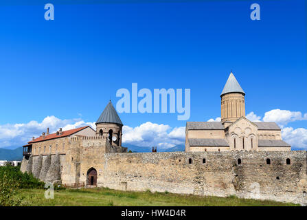 Voir d'Alaverdi monastère dans la vallée de l'Alazani. Cathédrale Alaverdi Saint Georges est situé à 18 km de la ville de Telavi. La région de Kakheti. La Géorgie Banque D'Images