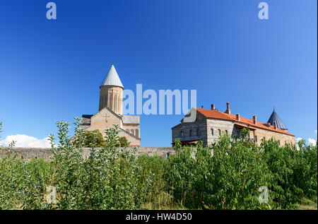 Voir d'Alaverdi monastère dans la vallée de l'Alazani. Cathédrale Alaverdi Saint Georges est situé à 18 km de la ville de Telavi. La région de Kakheti. La Géorgie Banque D'Images