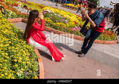 Les Vietnamiens profitant de la nouvelle année (TET) fête des fleurs sur Nguyen Hue Street, Ho Chi Minh City, Vietnam Banque D'Images