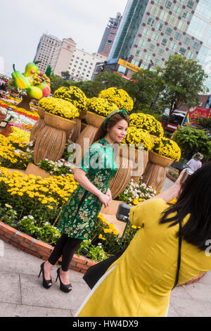 Les Vietnamiens profitant de la nouvelle année (TET) fête des fleurs sur Nguyen Hue Street, Ho Chi Minh City, Vietnam Banque D'Images