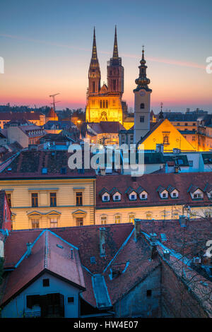 Zagreb. Cityscape de droit de Zagreb, Croatie pendant le crépuscule heure bleue. Banque D'Images