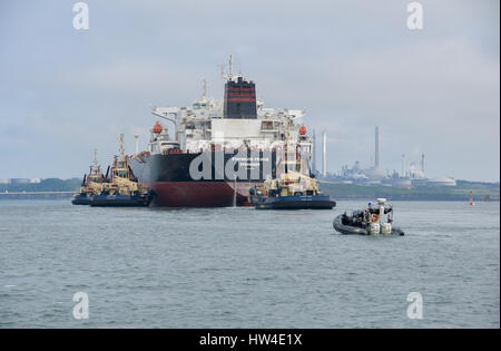 Super tanker stavanger prince étant assisté dans Milford Haven par trois remorqueurs et d'être suivi par la police de côtes. Banque D'Images