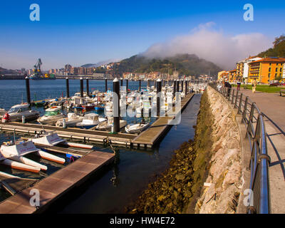 Bateaux dans le port. Pasai Donibane. Village de pêcheurs de Pasajes de San Juan. San Sebastian, Golfe de Gascogne, province de Gipuzkoa, Pays Basque, Espagne Banque D'Images