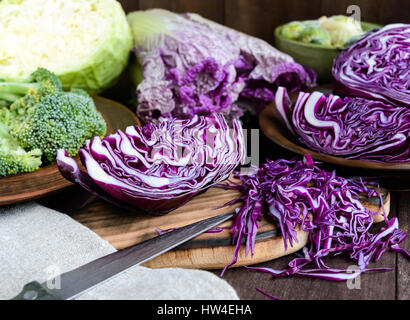 De nombreux types de choux rouges, brocoli, choux de Bruxelles, chou napa, blanc. Ingrédients pour la préparation de plats de légumes. Banque D'Images