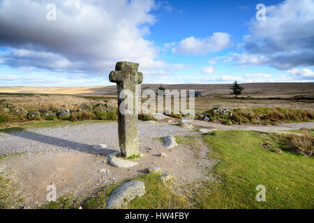 Nun's Cross une ancienne croix de granit près de Princetown sur le parc national du Dartmoor dans le Devon Banque D'Images