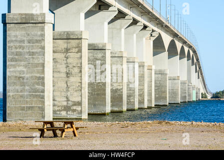 Banc vide sous pont en béton. Piliers gris de supporter le poids de la structure. Partie essentielle de l'infrastructure et de relier l'île de Oland main Banque D'Images