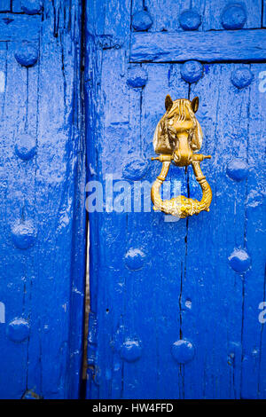 Porte d'entrée bleue et heurtoir. Venta del Quijote. Puerto Lapice, Ciudad Real province, Castilla La Mancha, Espagne Europe Banque D'Images