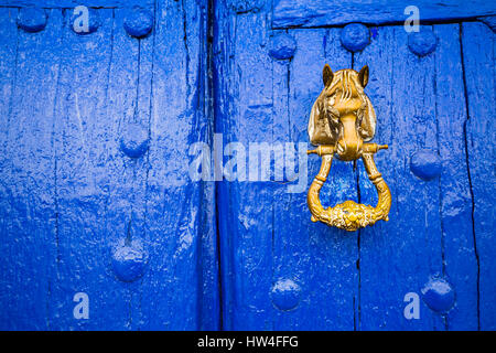 Porte d'entrée bleue et heurtoir. Venta del Quijote. Puerto Lapice, Ciudad Real province, Castilla La Mancha, Espagne Europe Banque D'Images