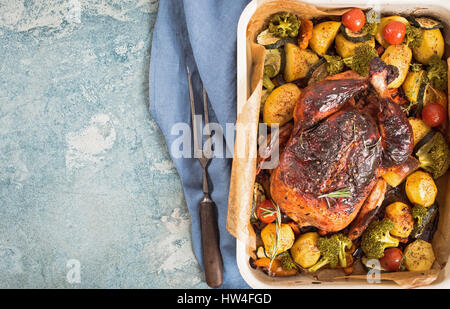 Poulet grillé à l'ensemble des légumes dans le bac de torréfaction Vue supérieure avec copie espace Banque D'Images