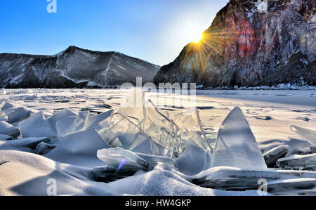 Les monticules de glace sur le lac Baïkal en soir soleil. L'île Olkhon. Région d'Irkoutsk. La Russie Banque D'Images