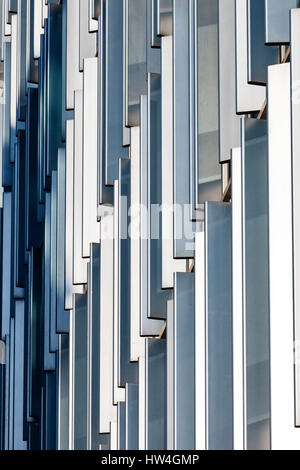 Le bâtiment Blue Fin, Bankside, Londres, Royaume-Uni. Détail extérieur d'ailettes verticales fournissant de la protection solaire pour les bureaux à l'intérieur. Banque D'Images