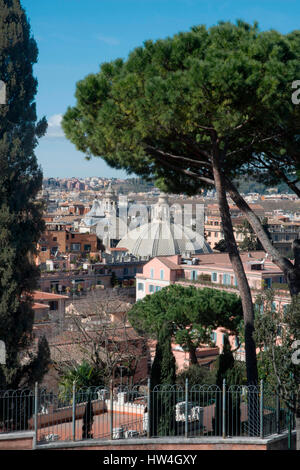 La vue sur Rome et le Vatican de Trinita dei Monti, Rome, Latium, Italie. Banque D'Images