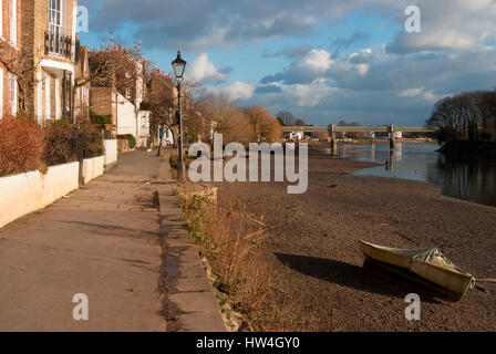 Bateau échoué à marée basse sur la Tamise à Strand-on-the Green, Londres, Royaume-Uni. Banque D'Images